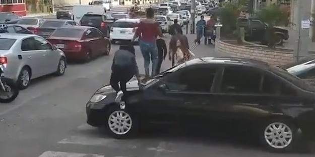 Kurallara uymayan sürücüye bakın yayalar ne yaptı!