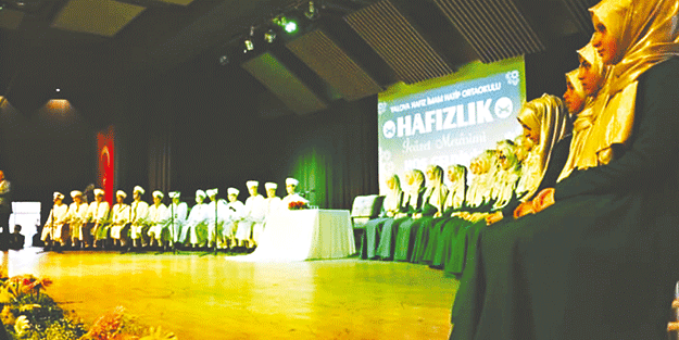 Kur’an bülbülleri hafızlık tacını taktı