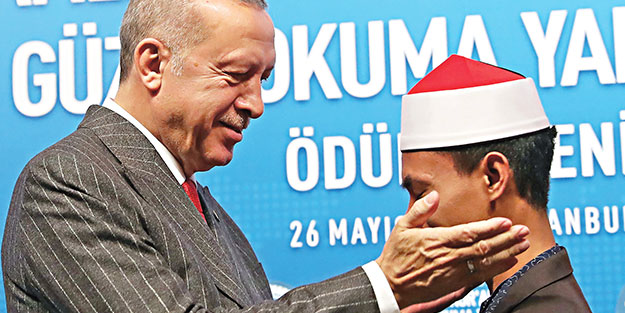 Kur’an bülbüllerini bağrına bastı