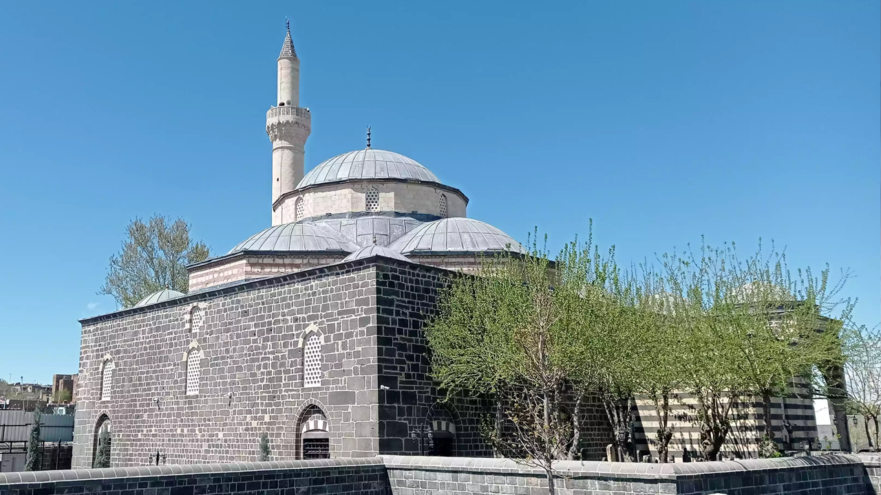 Kur'an Dinleten İmam ve Müezzin Sürgün Edildi! Esnaf şikayet etmişti