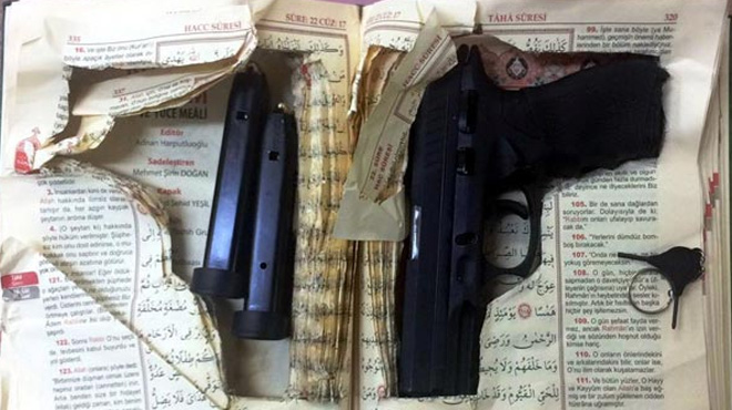Kur'an-ı Kerim içerisine gizlenmiş silah bulundu