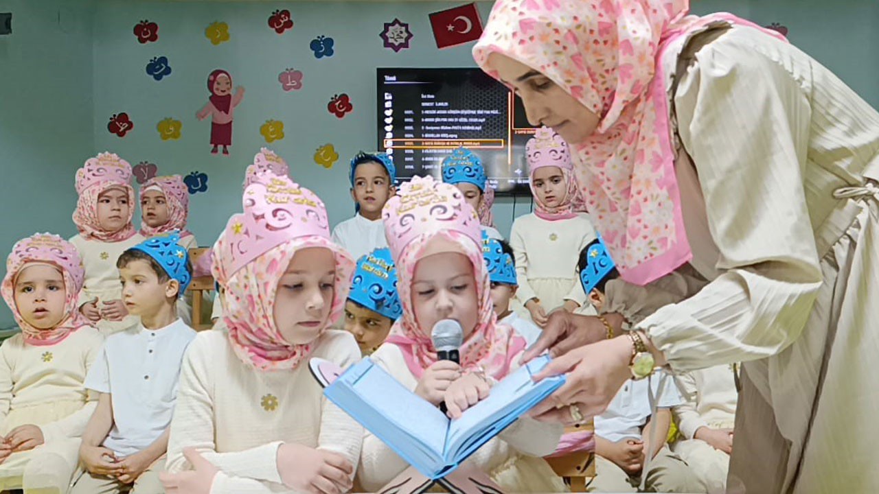 Kur’an-ı Kerim okuyan minikler göz doldurdu!