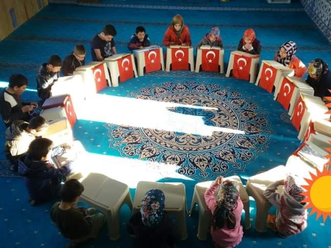 Kur’an-ı Kerim okuyup, Mehmetçiğe dua ediyorlar 