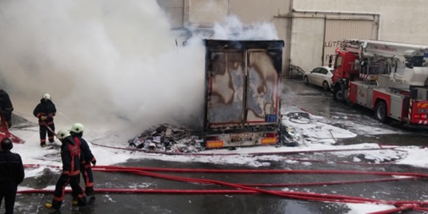 Kuran-ı Kerim ve dini kitaplar yandı!