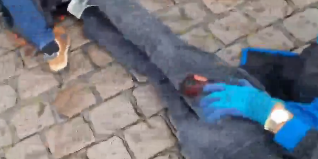 Kuran-ı Kerim yakan Alman politikacıya, haddini bildiren saldırı!