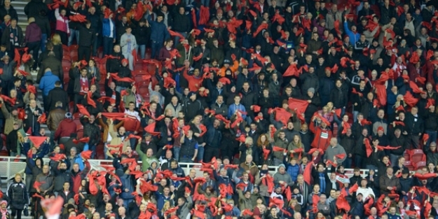 Kur'an-ı Kerim yırtan taraftara ibretlik ceza!