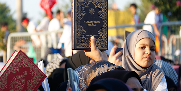 Kur'an-ı Kerim'e saygı mitingi! Binlerce kişi saldırıları protesto etti