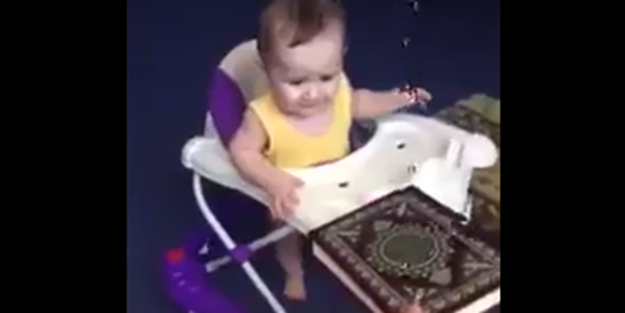 Kuran-ı Kerim'i gören bebek bakın ne yapıyor - VIDEO