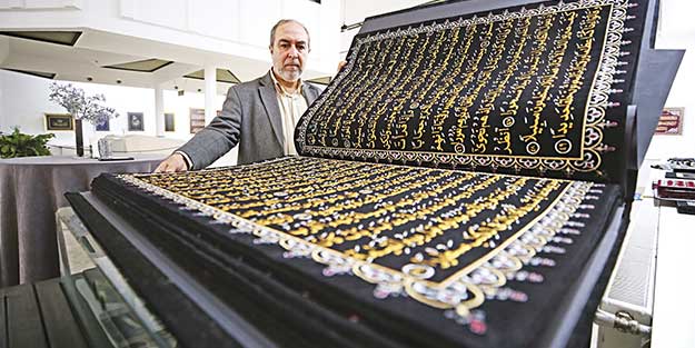 Kur’an-ı Kerim’i kumaşa nakşediyor