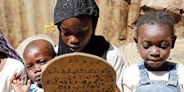 Kur'an-ı Kerim'i levhalar üzerinde öğreniyorlar