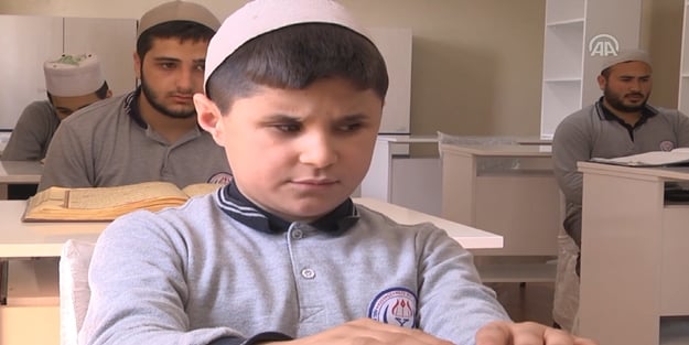 Kur'an-ı Kerim'i parmaklarıyla ezberliyorlar