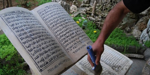 Kur'an-ı Kerim'i taş tevhalara işliyor