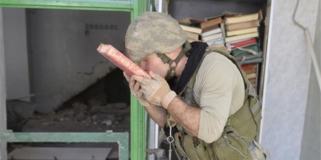Kur'an-ı Kerim'i yerlere atmışlar