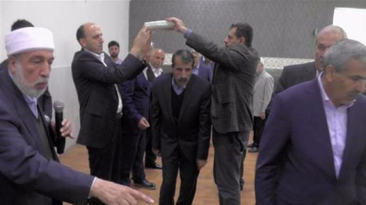 Kur'an-ı Kerim'in altından geçip barıştılar!