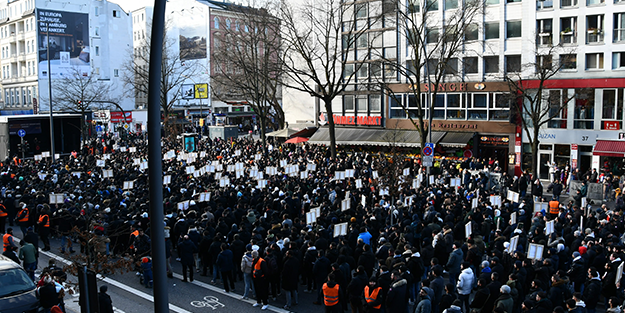 Kur'an-ı Kerim’in yakılması Avrupa ülkesini sokaklara döktü! Binlerce kişi katıldı