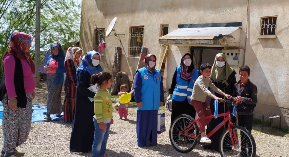 Kuran kursu hocaları çocukları sevindirdi 