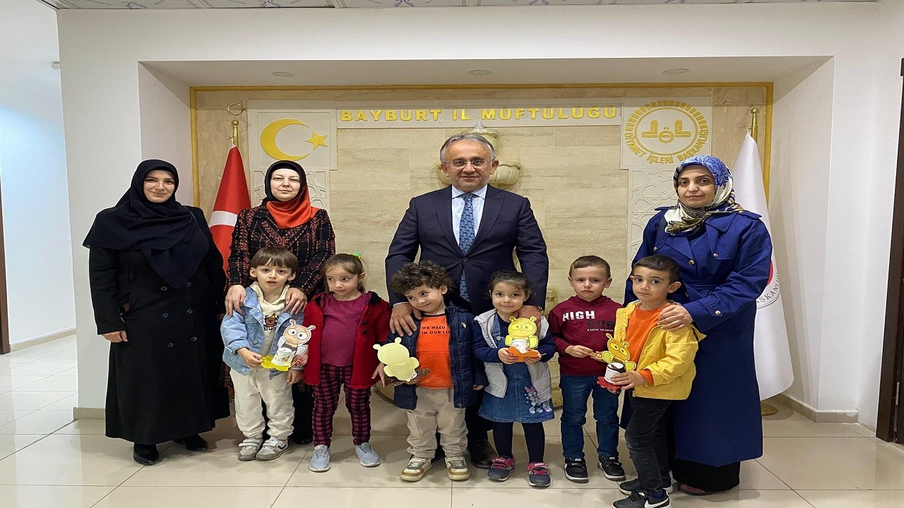 Kur'an kursu öğrencilerinden duygulandıran davranış