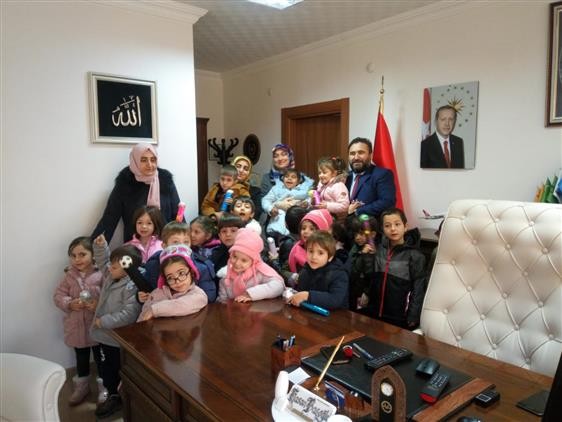 Kur’an kursu öğrencilerinden kurum amirlerine ziyaret 