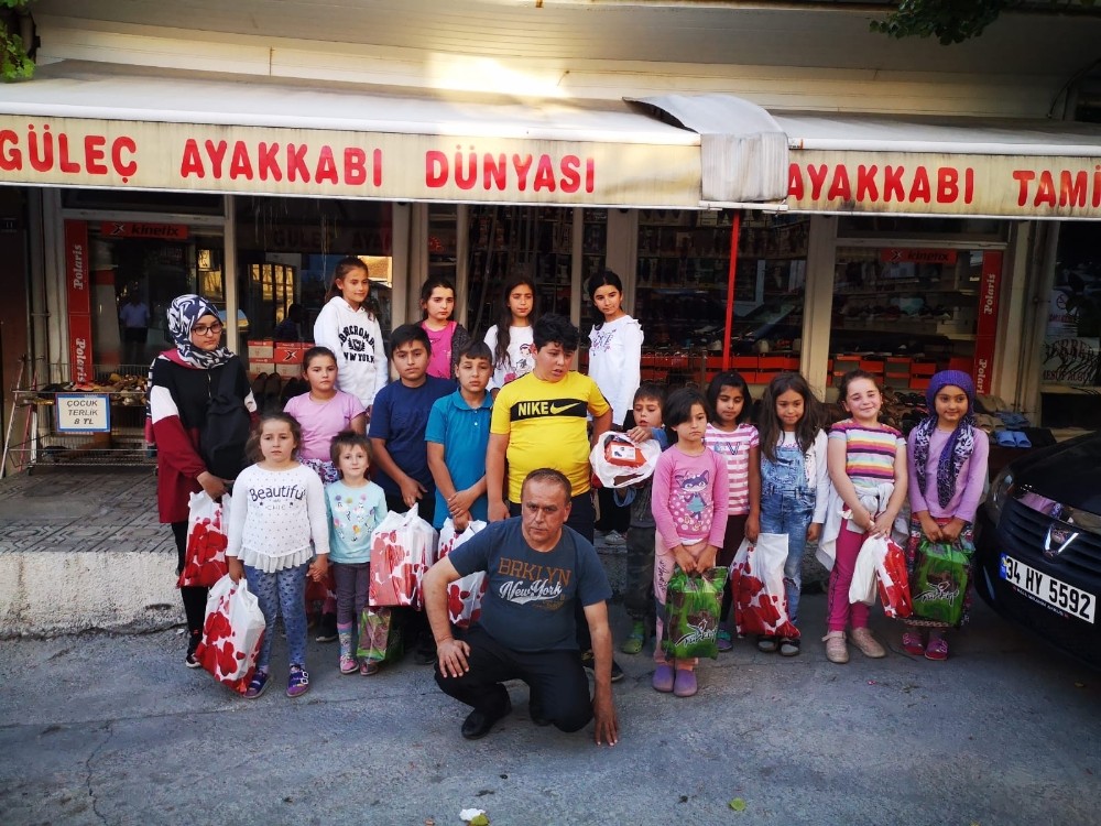 Kuran Kursu öğrencilerine bayramlık 