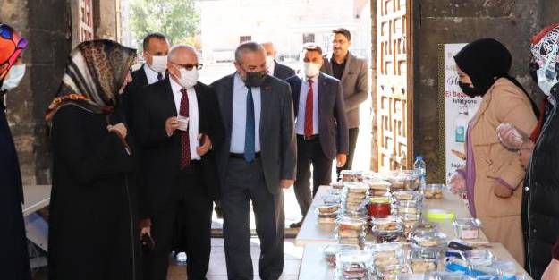 Kur’an kursu öğreticilerinden hayır panayırı