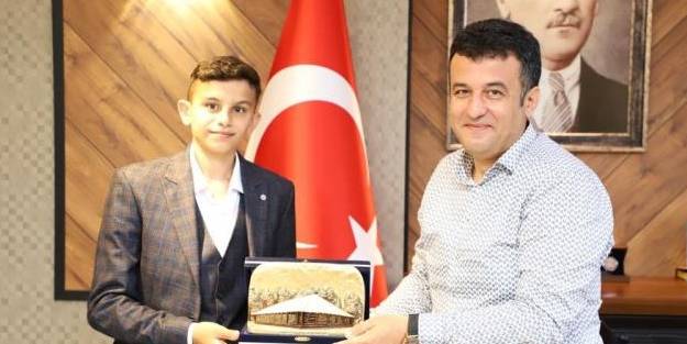 Kur'an okuma yarışmasında Türkiye birincisi olan lise öğrencisi ödüllendirildi