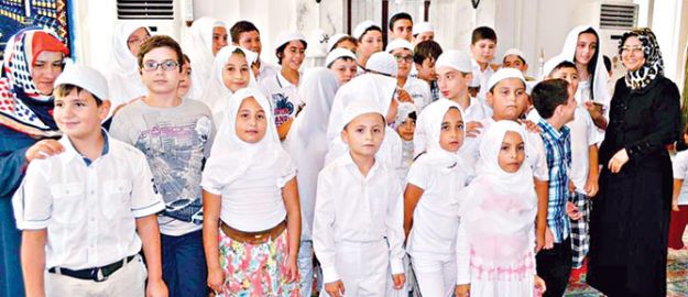 Kur’an öğrenen 68 çocuğa çeyrek altın