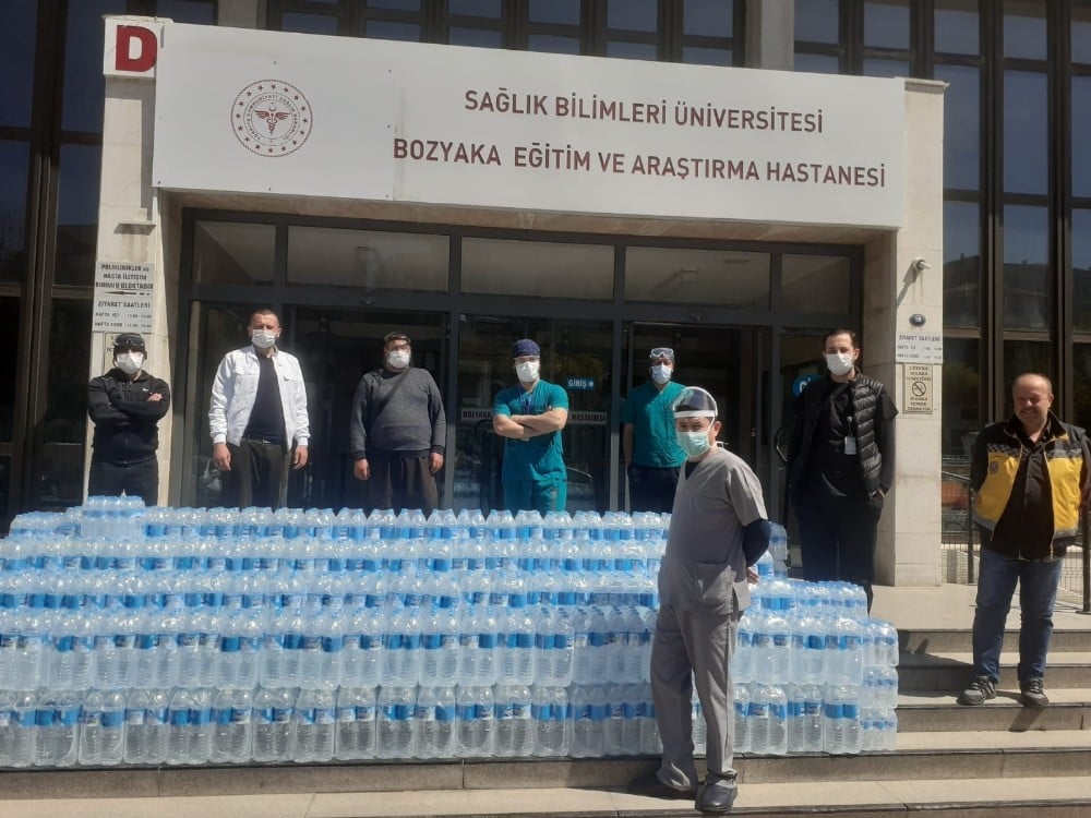 Kur’an’a Hizmet Derneğinden sağlık çalışanlarına su desteği 