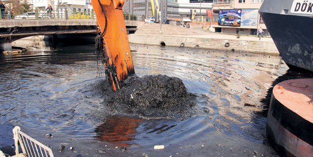 Kurbağalı derenin pisliğinden CHP'li belediyenin yolsuzluğu çıktı