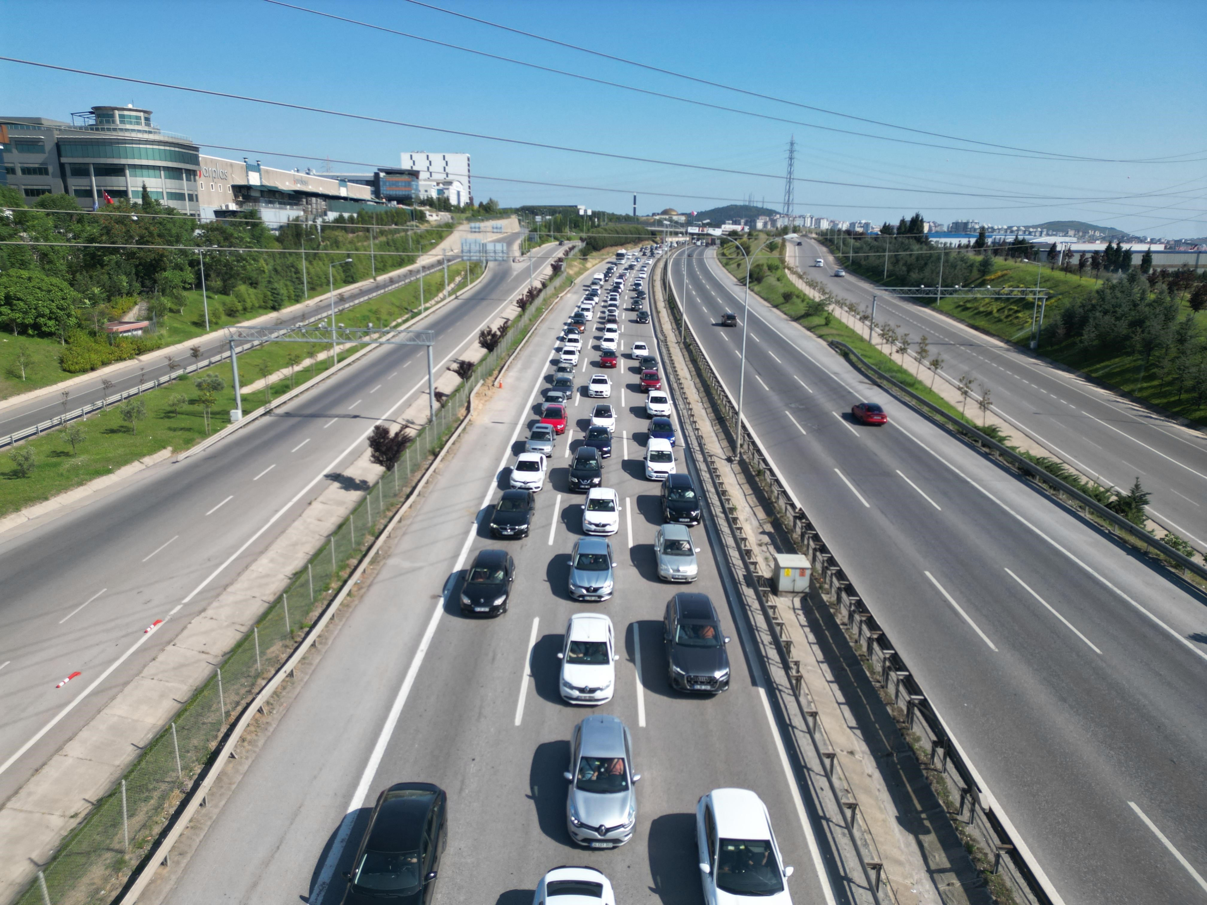 Kurban Bayramı dönüşünde kilometrelerce trafik kuyruğu oluştu