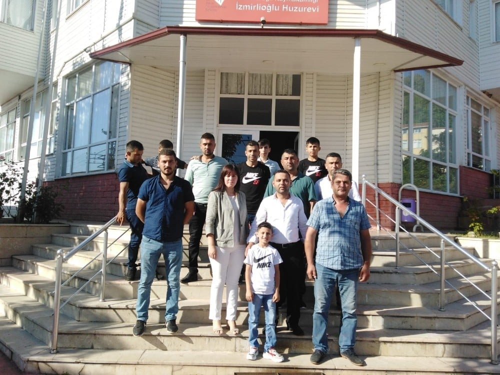 Kurban bayramında huzur evi sakinlerini unutmadılar 