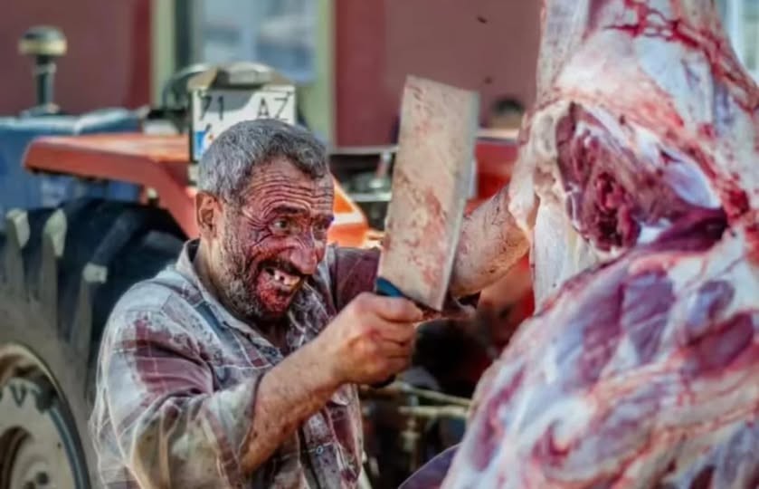 Kurban değil sanki savaş alanı! Kan revan içinde kesime devam etti, sosyal medya ayağa kalktı