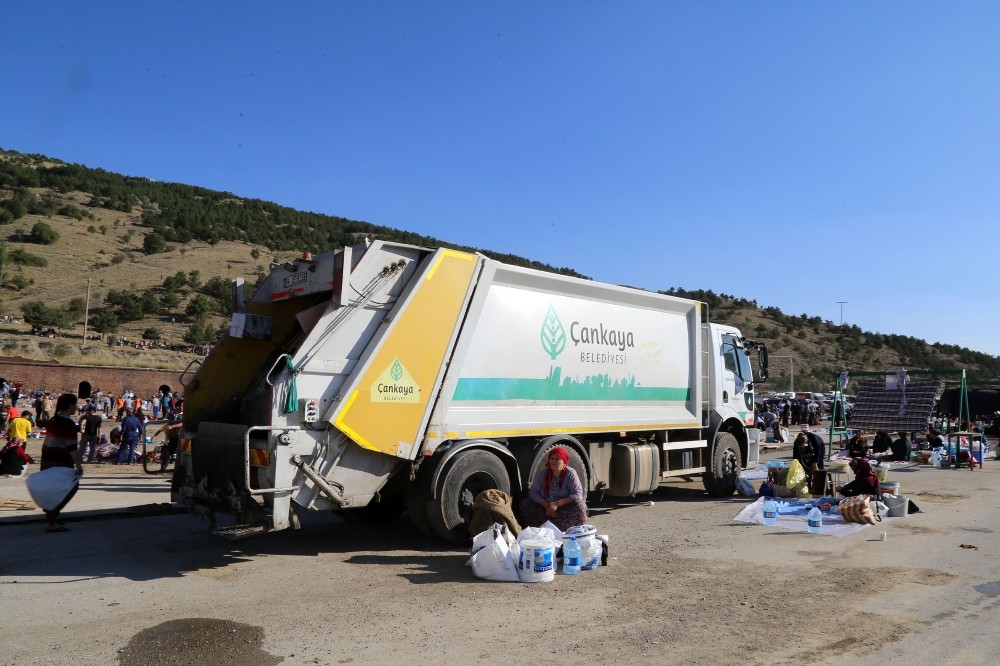 Kurban satış ve kesim alanı bayramın ilk günü doldu taştı 