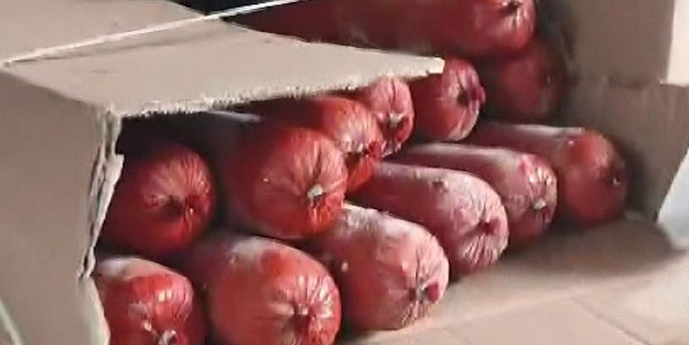 Kurbanlık hissesi yerine vatandaşlara salam veren baba-oğul tutuklandı