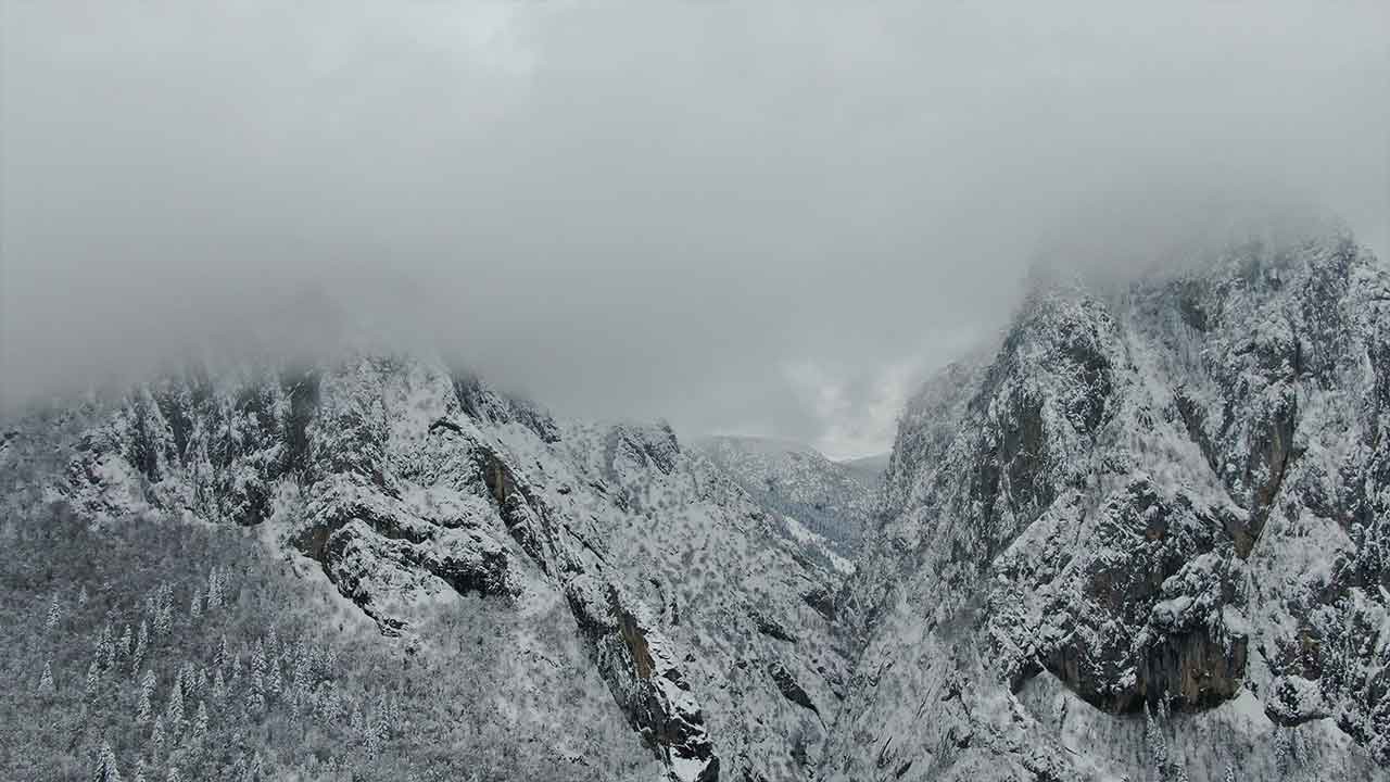 Küre Dağları'nda beyaz büyü! Ersizlerdere Kanyonu kar altındaki görüntüsüyle büyüledi!