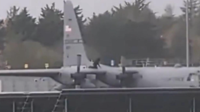 Küresel haydutun uçağına İrlanda’da baltalı baskın: Kanadını kırıp gövdesini yardılar