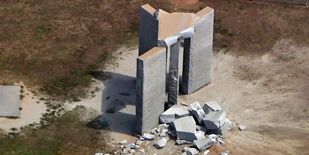 Küreselci şeytanların anıtı havaya uçuruldu! Bakın üzerinde ne yazıyordu