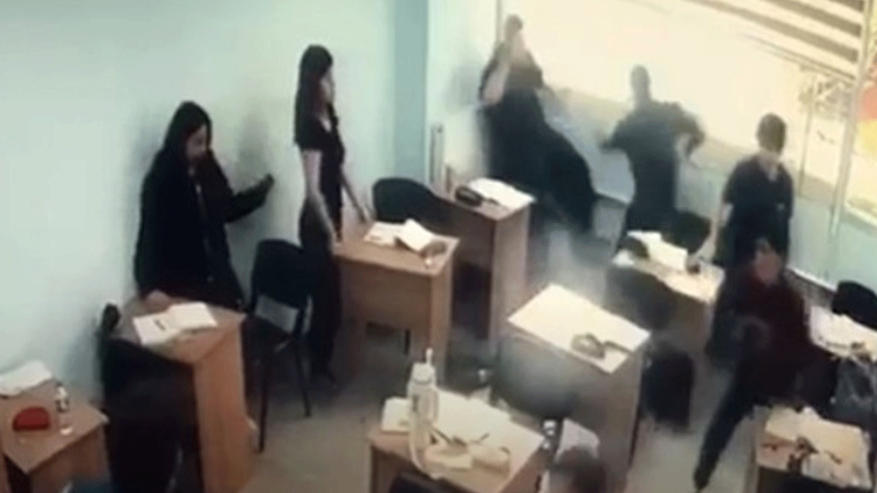 Kurs merkezinde dehşet anları: Sınıfa girip öğrenciyi darp etti!
