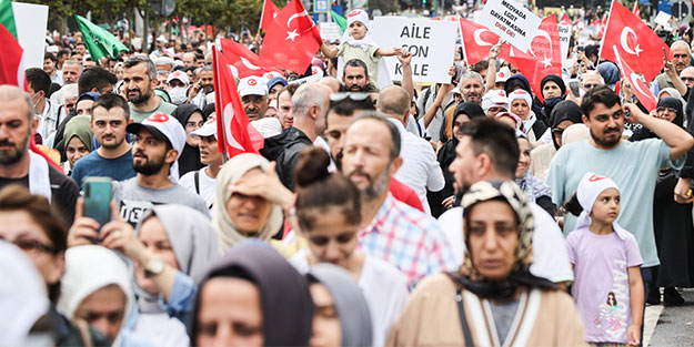 Kürşat Mican Büyük Aile Yürüyüşü'nü hedef alanlara isyan etti!