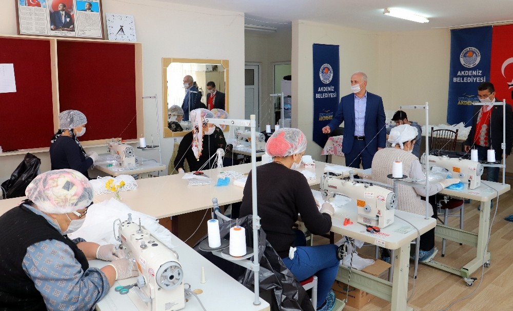 Kursiyer kadınlar, günlük 5 bin maske üretiyor 