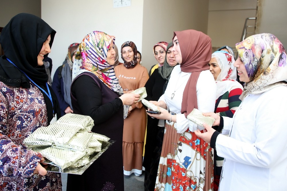 Kursiyer kadınlara ’8 Mart Dünya Kadınlar Günü’ sürprizi 