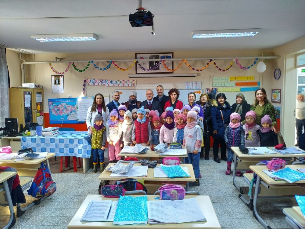 Kursiyerler ördü, minik kalpler ısındı 