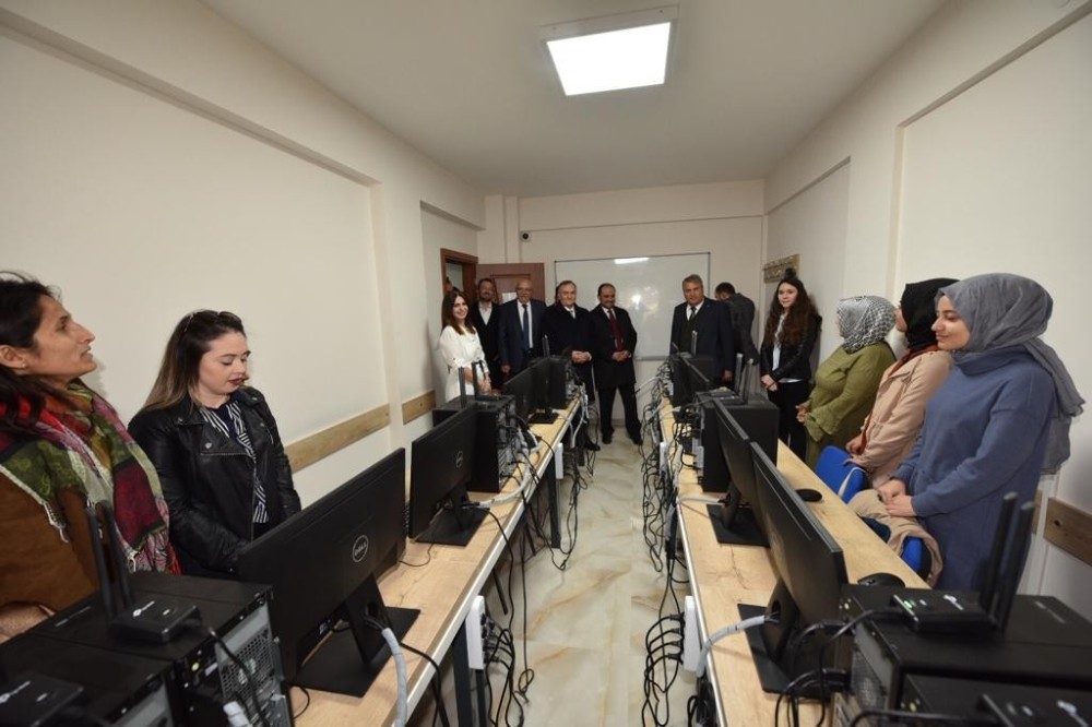 Kurslara katılan binlerce kadın ev ekonomilerine katkı sağladı 