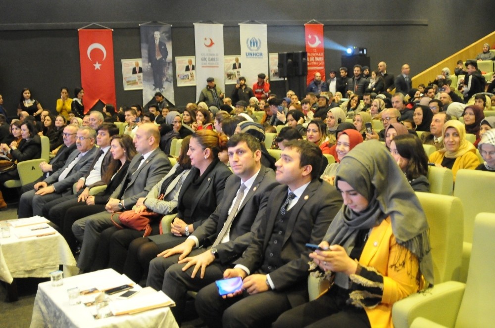 Kürsüde konuşma yaparken kalp krizi geçirdi 