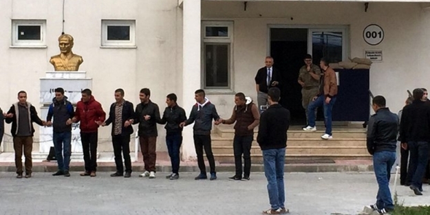 Kürt gençleri askere Kürtçe şarkılarla uğurlandı