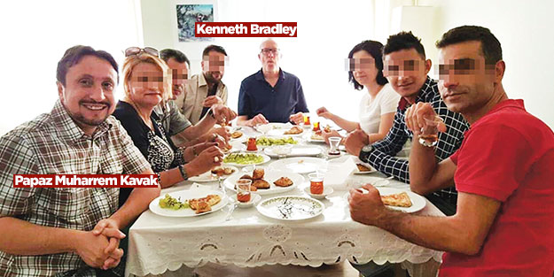 İşadamı Bradley misyoner papazla aynı masada