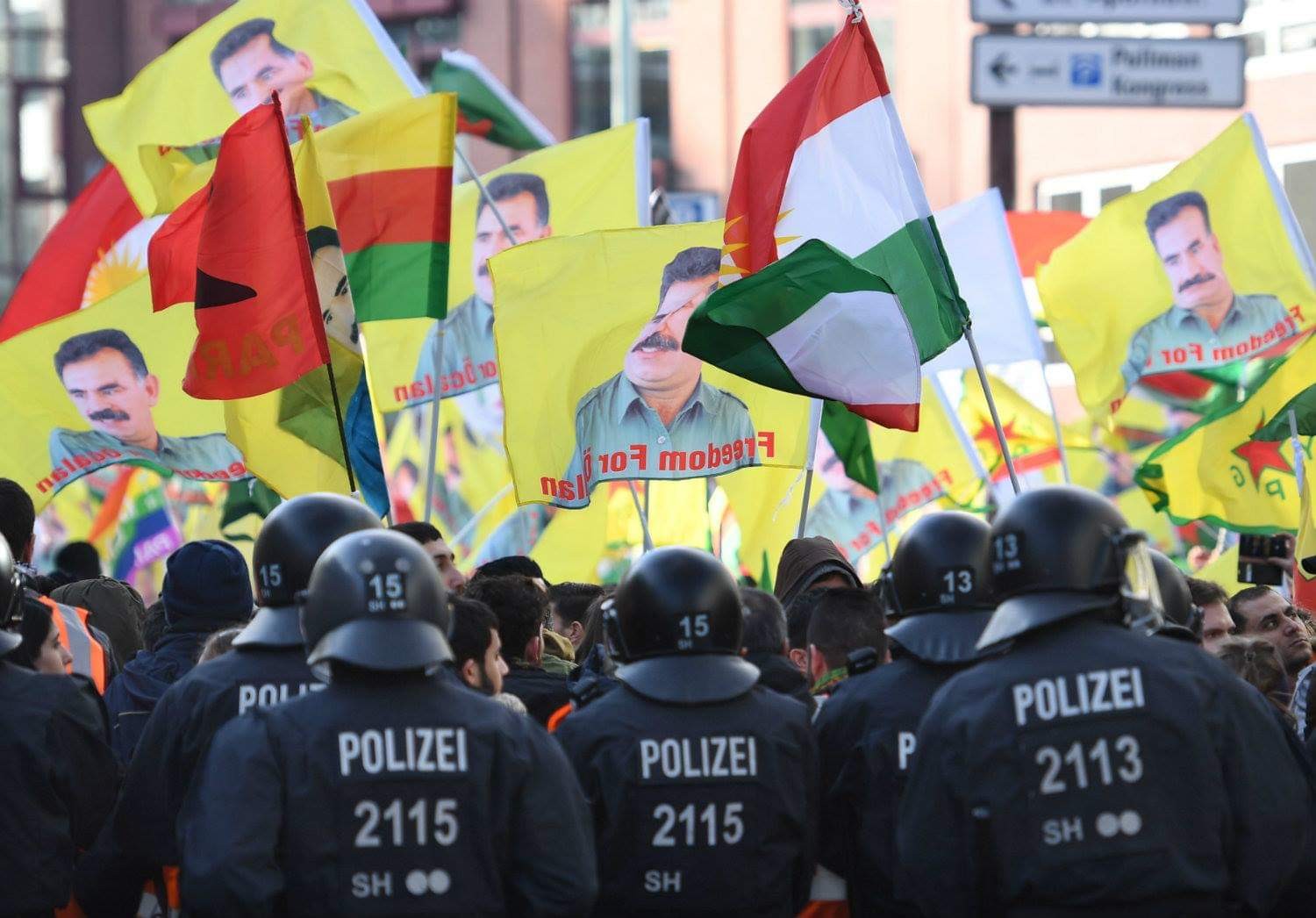 Kürt yönetimi binalarına saldırıyorlar
