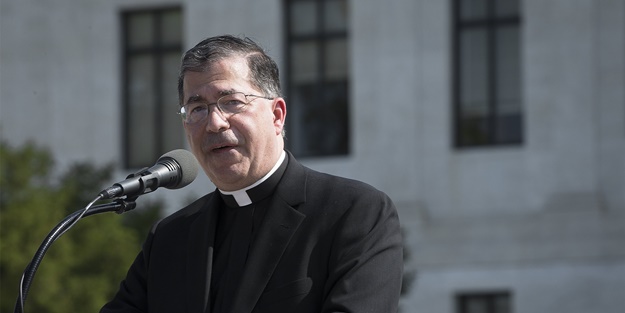 Kürtaj karşıtlığıyla biliniyor! Vatikan, o rahibin görevine son verdi