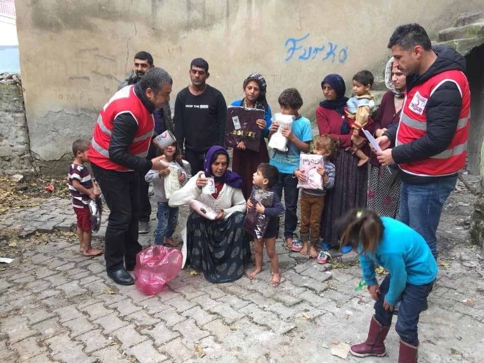 Kurtalan Kızılay Şubesinden gıda ve giyim yardımı 