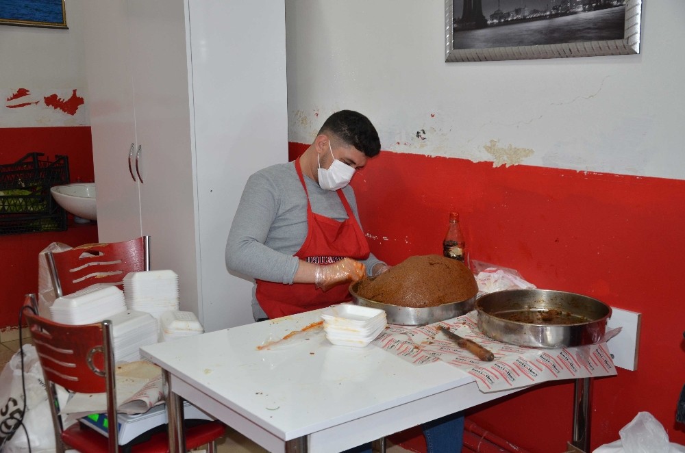 Kurtalan’da Ramazan nedeni ile çiğ köfte satışları arttı 