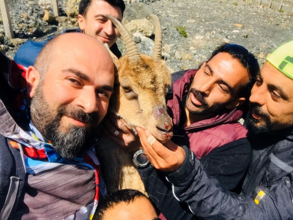 Kurtardıkları dağ keçisiyle bol bol fotoğraf çekildiler 